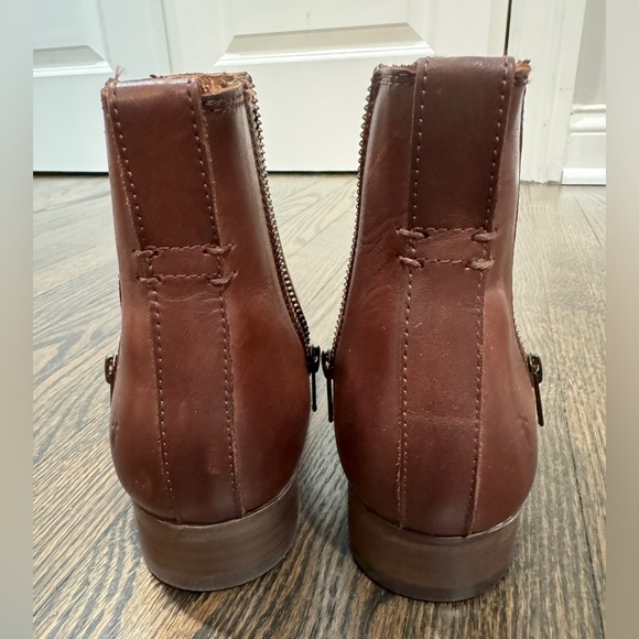 FRYE | Leather Carly Chelsea Boot (8) - Picture 5 of 12